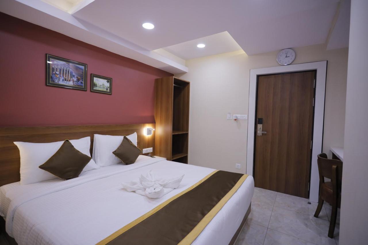 The Avenue Hotel Ballygunge Kolkata Exterior photo