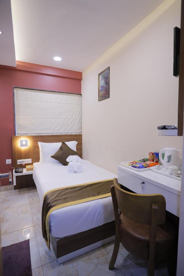 The Avenue Hotel Ballygunge Kolkata Exterior photo