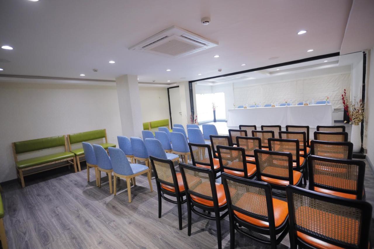 The Avenue Hotel Ballygunge Kolkata Exterior photo